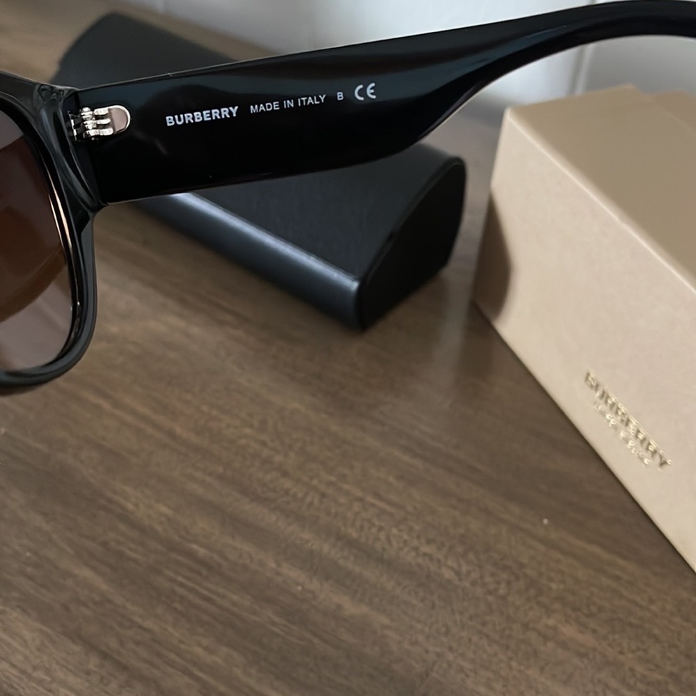 Brand new Burberry sunglasses - Picture 5 of 8